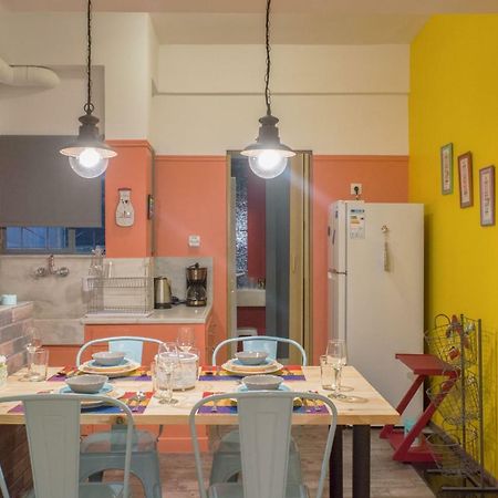 "Casa De Colores", Next To The Metro Athens Luaran gambar