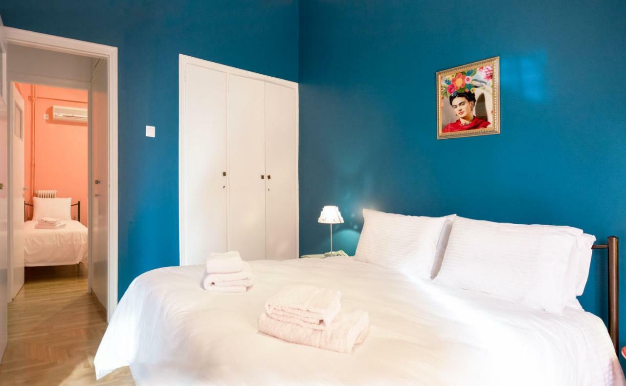 "Casa De Colores", Next To The Metro Athens Luaran gambar