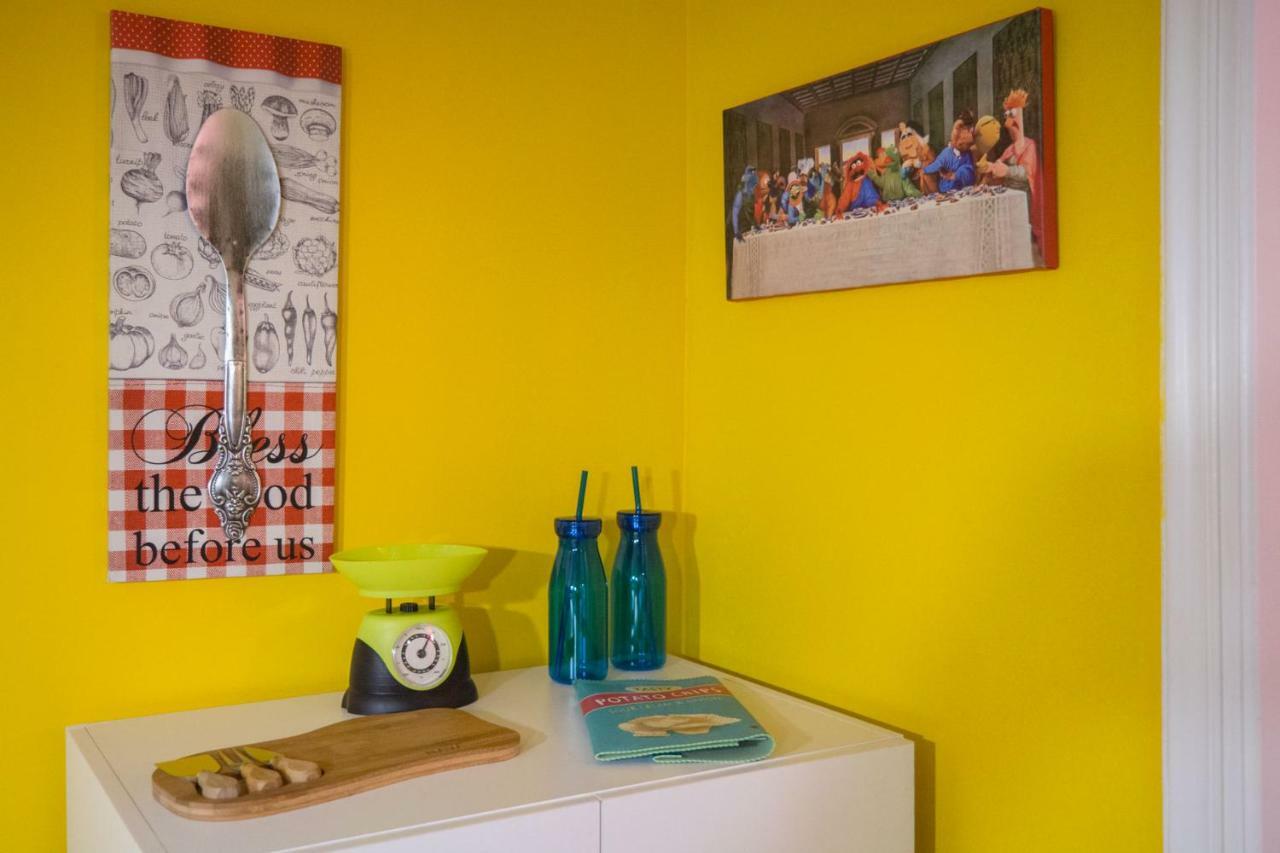 "Casa De Colores", Next To The Metro Athens Luaran gambar