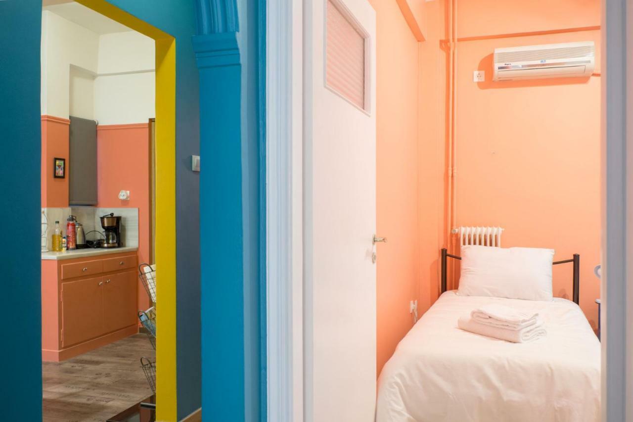 "Casa De Colores", Next To The Metro Athens Luaran gambar