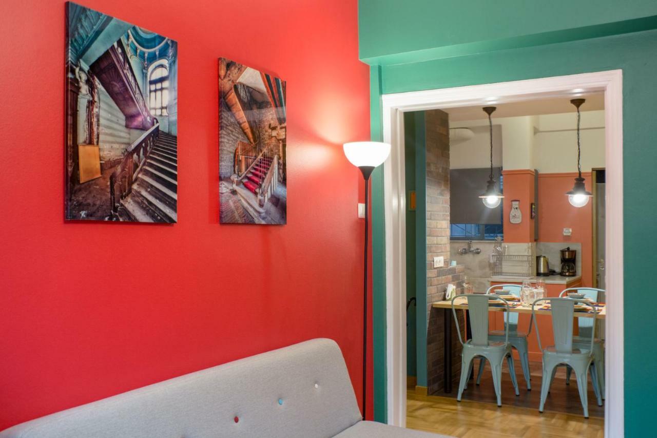 "Casa De Colores", Next To The Metro Athens Luaran gambar