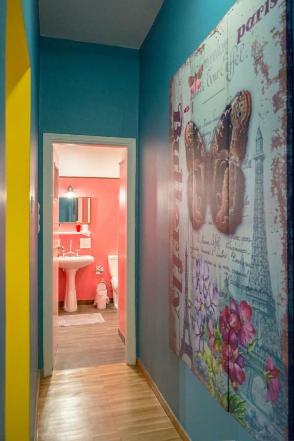 "Casa De Colores", Next To The Metro Athens Luaran gambar